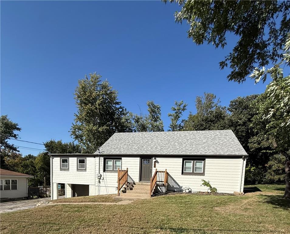 808 NE Russell Road Property Photo 1