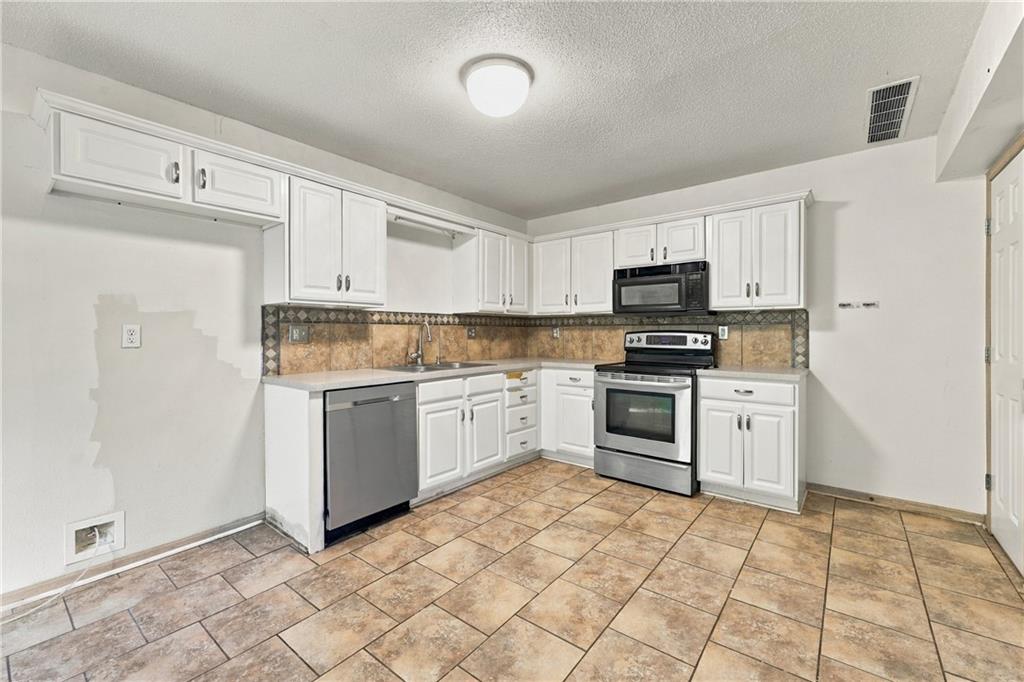 15521 E 48th Street Property Photo 5