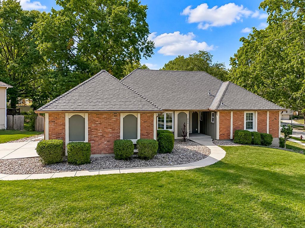 8148 Nw Twin Oaks Drive Property Photo 1