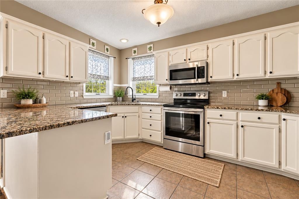 15001 E 48th Street Property Photo 10