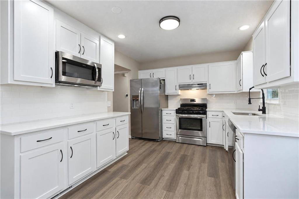 6101 Englewood Avenue Property Photo 10