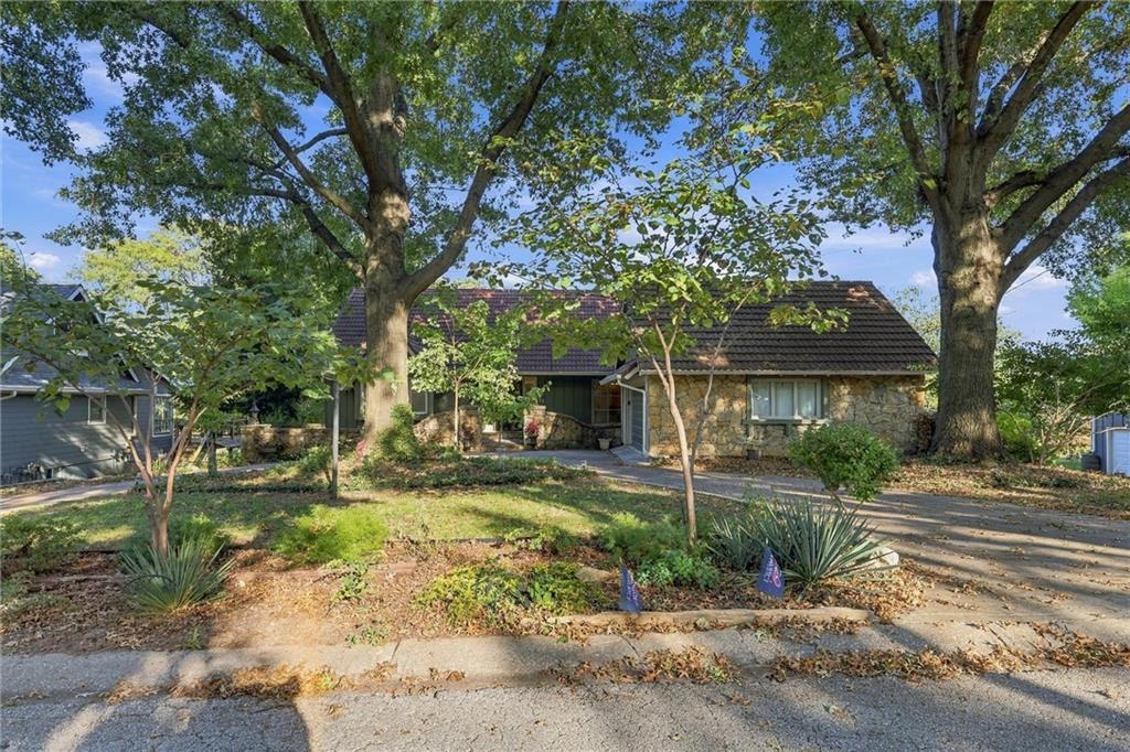 6825 Lakeshore Drive Property Photo