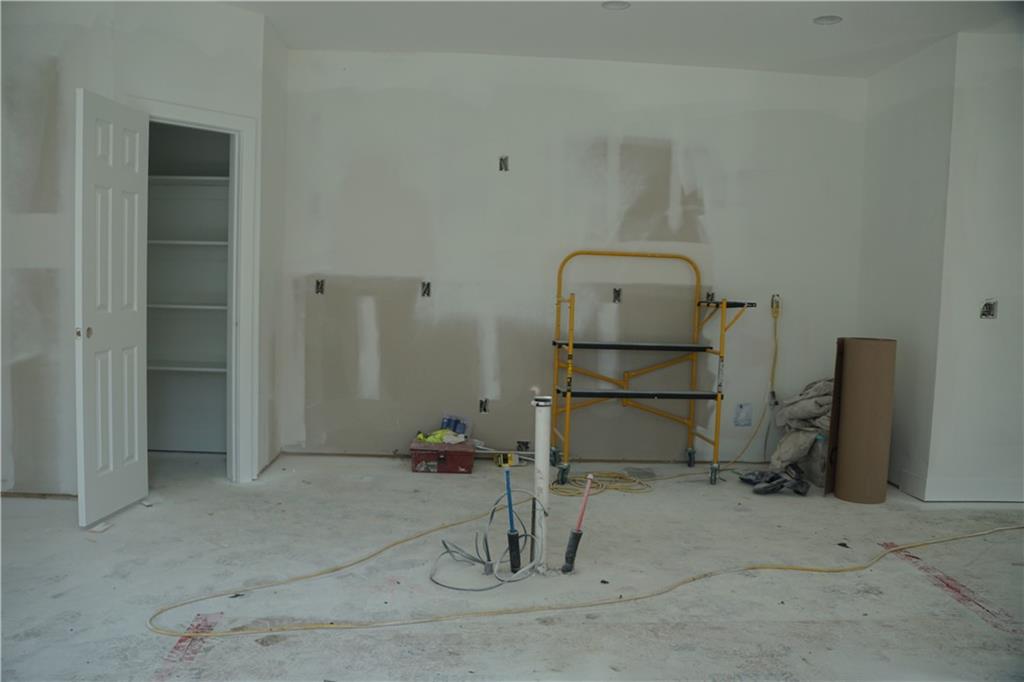 703 N Jefferson Street Property Photo 16