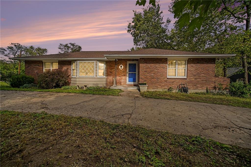 302 Ne Northcrest Drive Property Photo 1