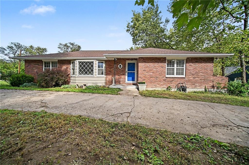 302 Ne Northcrest Drive Property Photo 2