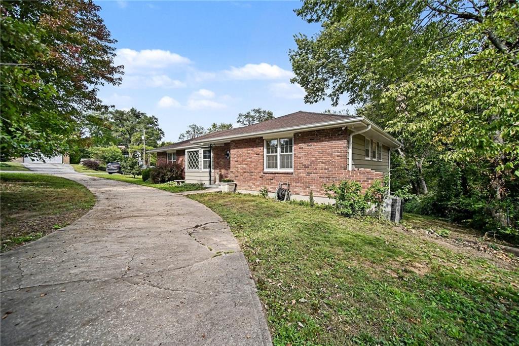 302 Ne Northcrest Drive Property Photo 3