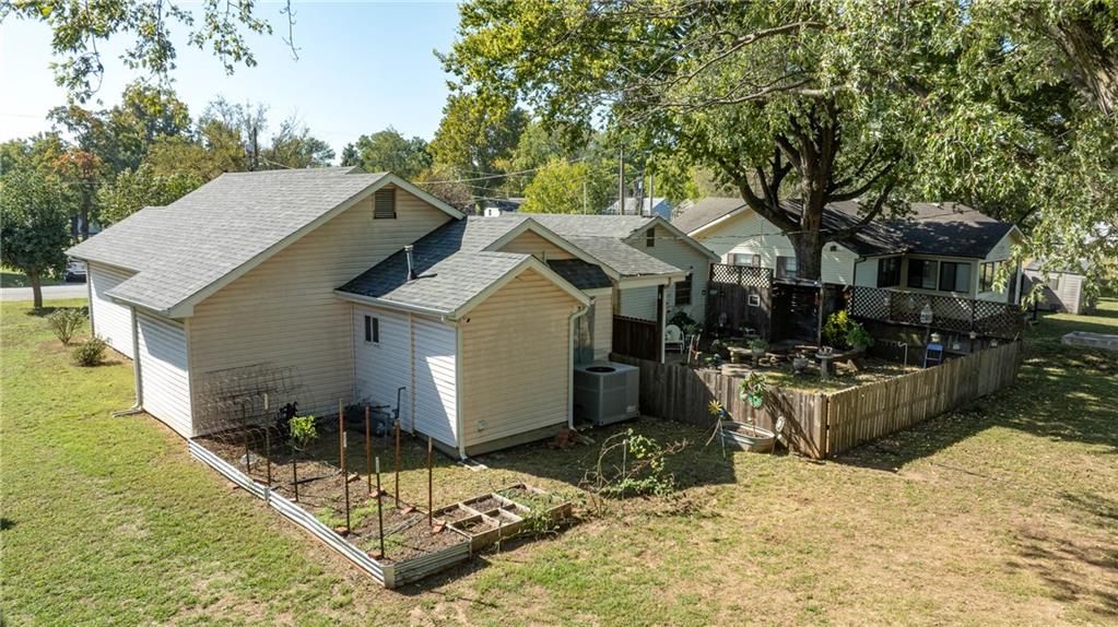 402 E 4th Street Property Photo 8