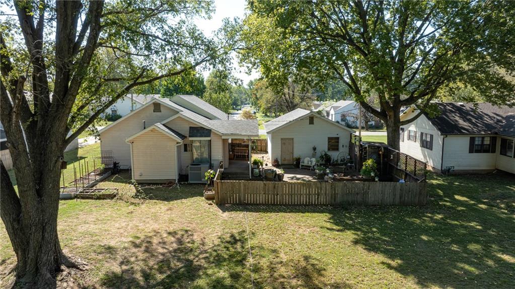 402 E 4th Street Property Photo 10