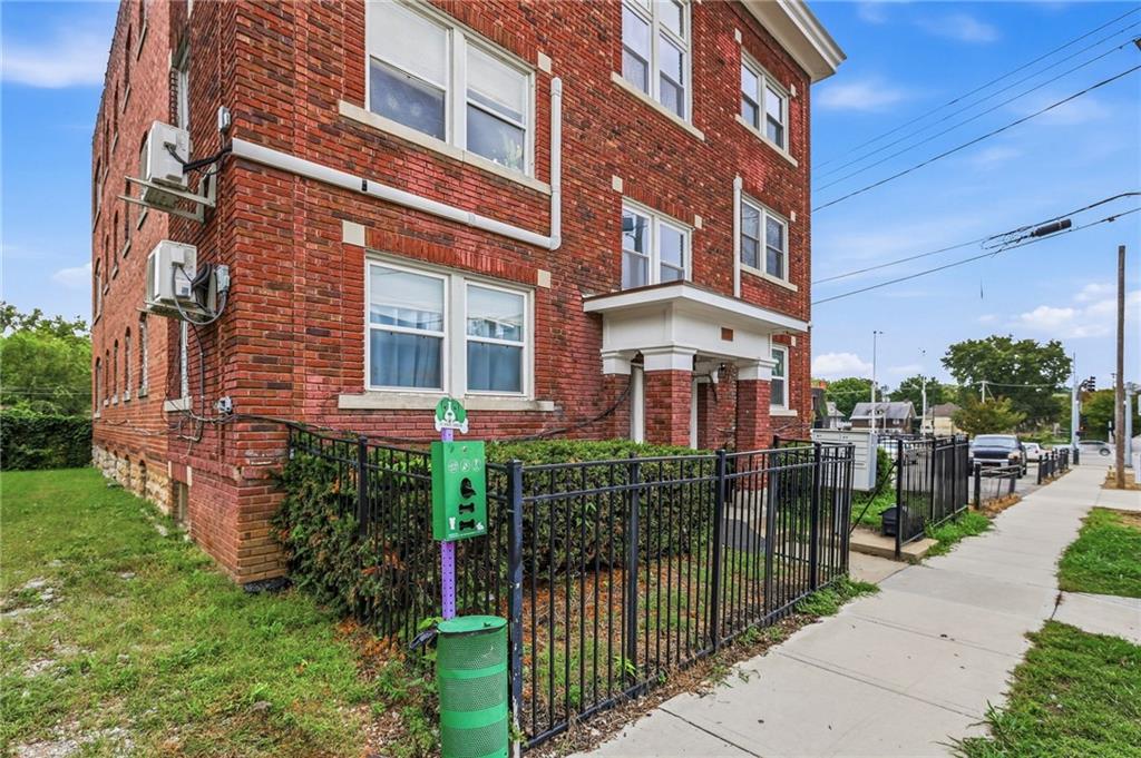 16 W 37th Street Property Photo 2