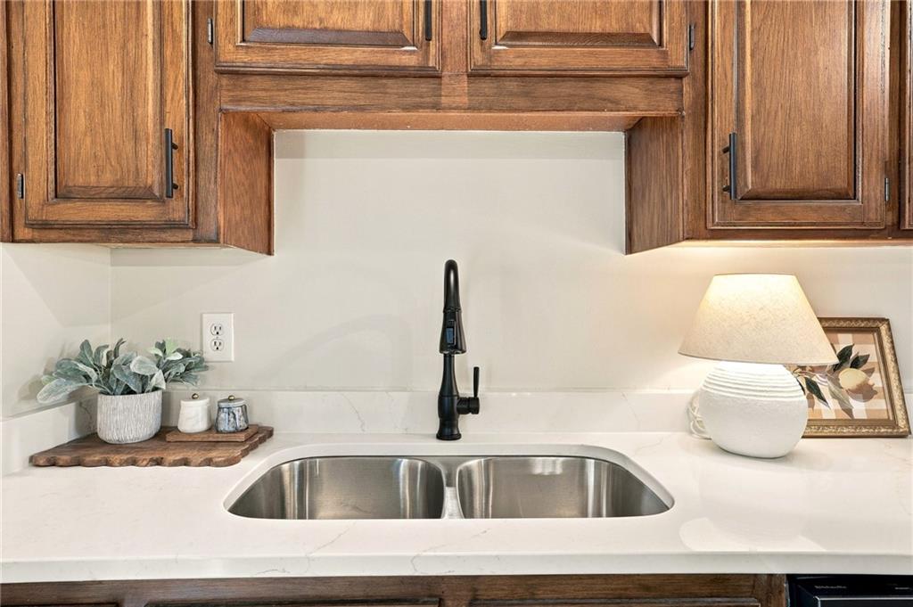 15205 Lamar Avenue Property Photo 10