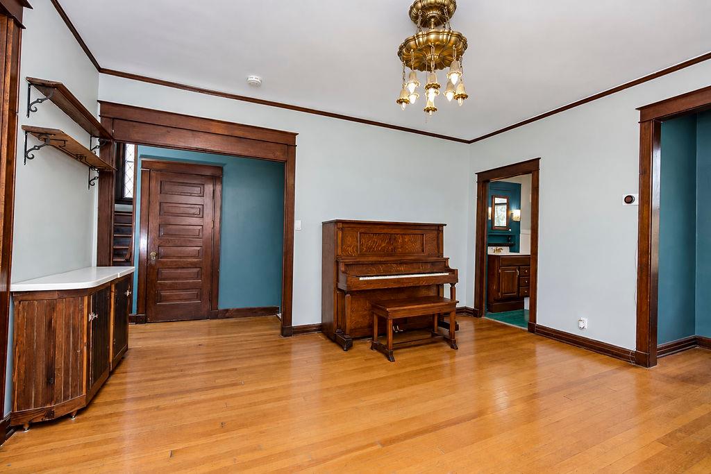 3215 Central Street Property Photo 9
