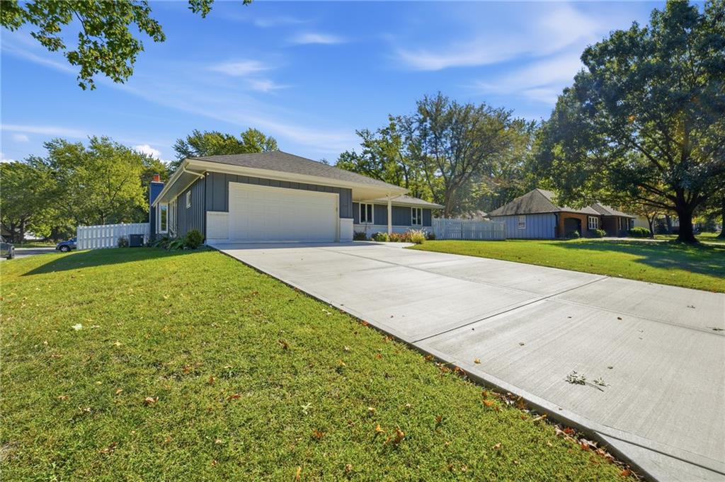 201 Se Westwind Drive Property Photo 2