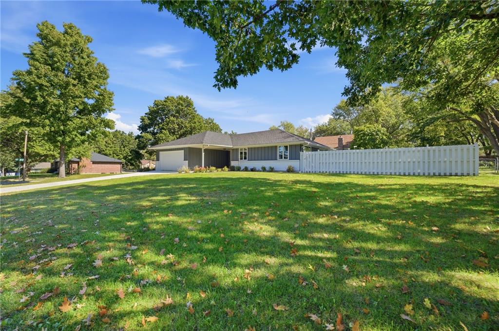 201 Se Westwind Drive Property Photo 3