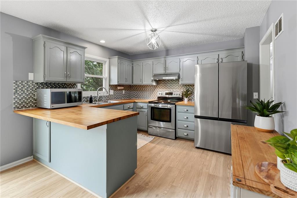 106 S Chambery Drive Property Photo 6
