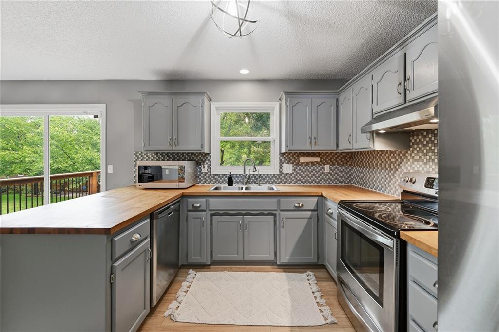 106 S Chambery Drive Property Photo 7