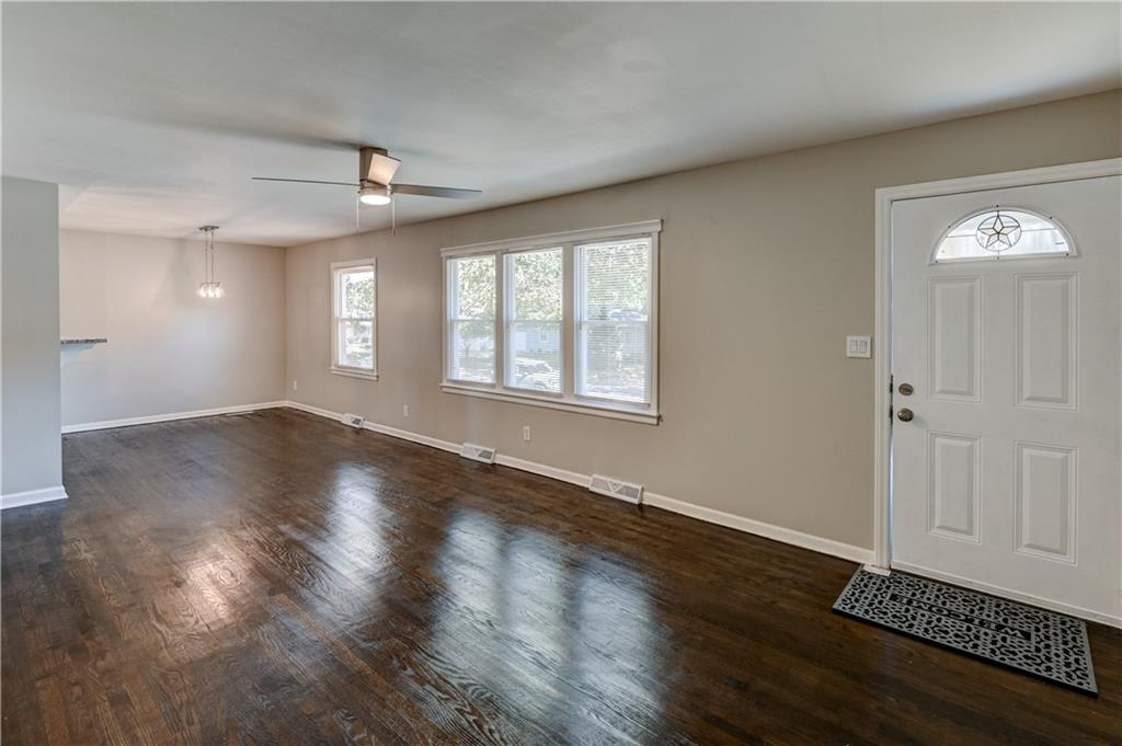 2708 S Glenwood Avenue Property Photo 4