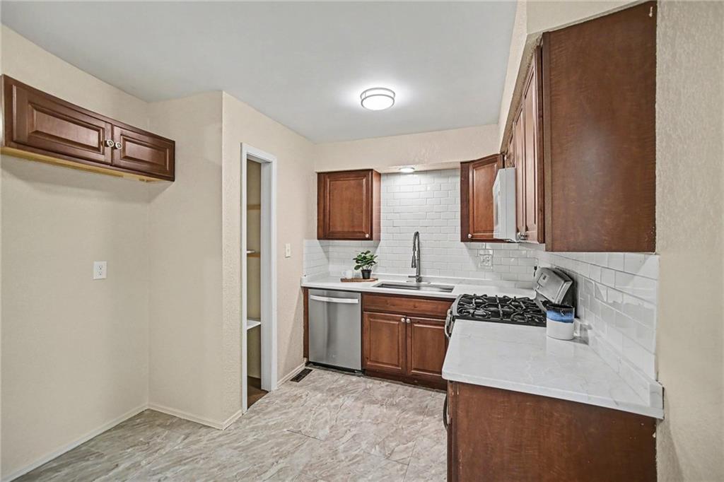 9528 Manning Avenue Property Photo 13