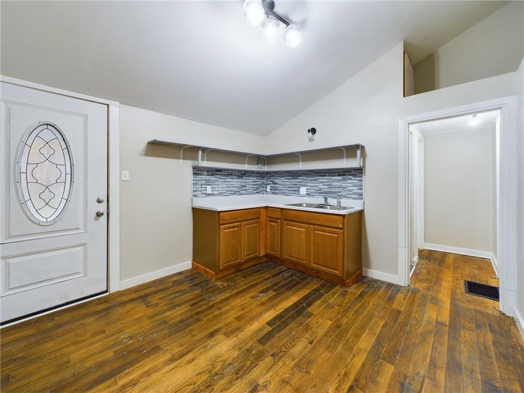 1013 W South Avenue Property Photo 2