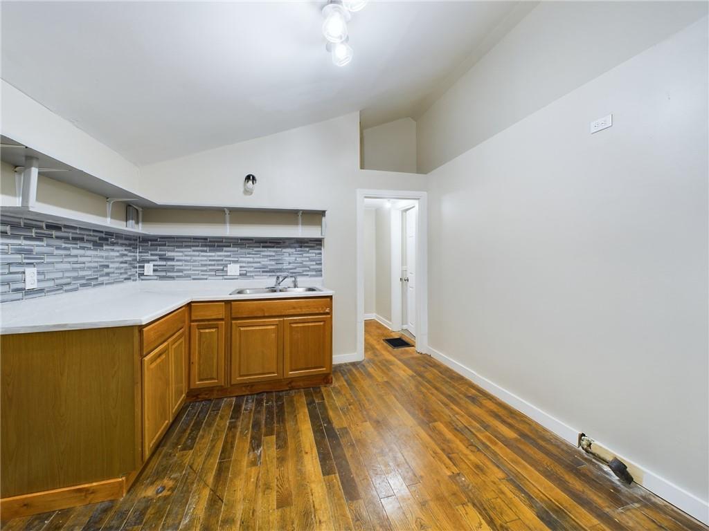 1013 W South Avenue Property Photo 4
