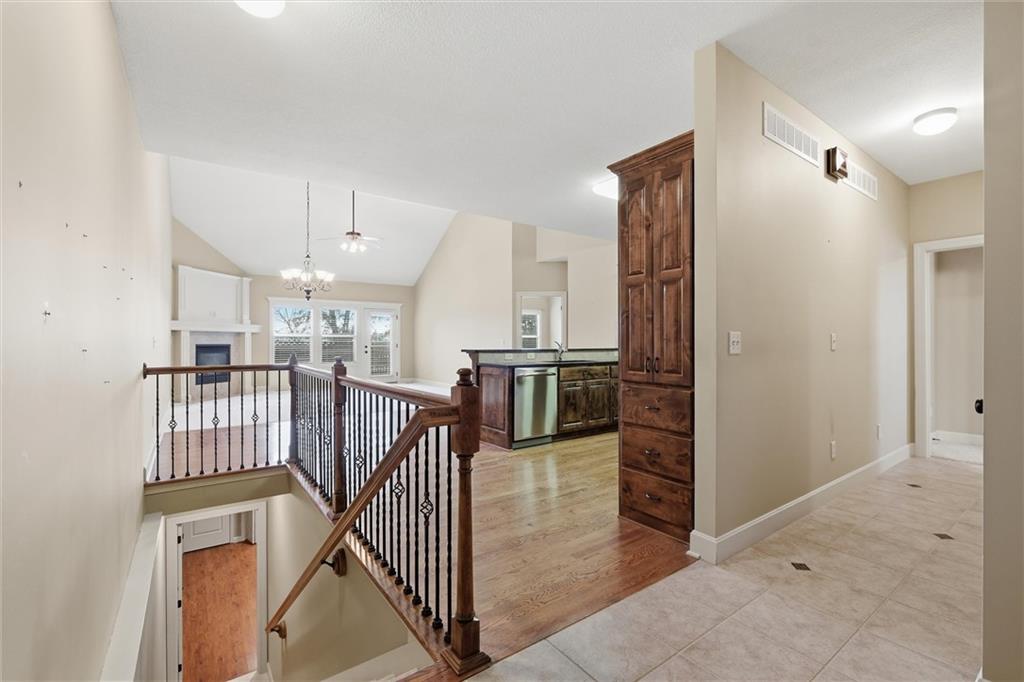 811 Ne Lone Hill Drive Property Photo 3