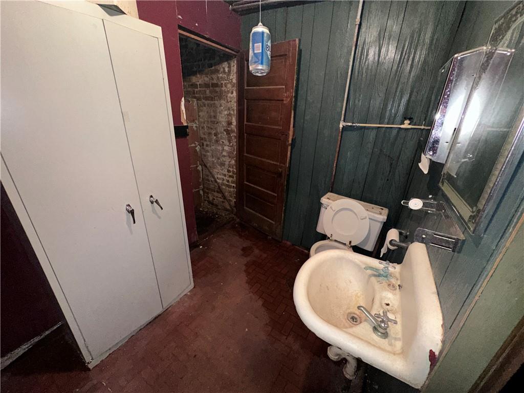 125 E Lexington Avenue Property Photo 8