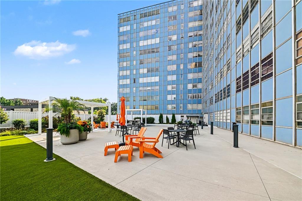333 W Meyer Boulevard Property Photo 2
