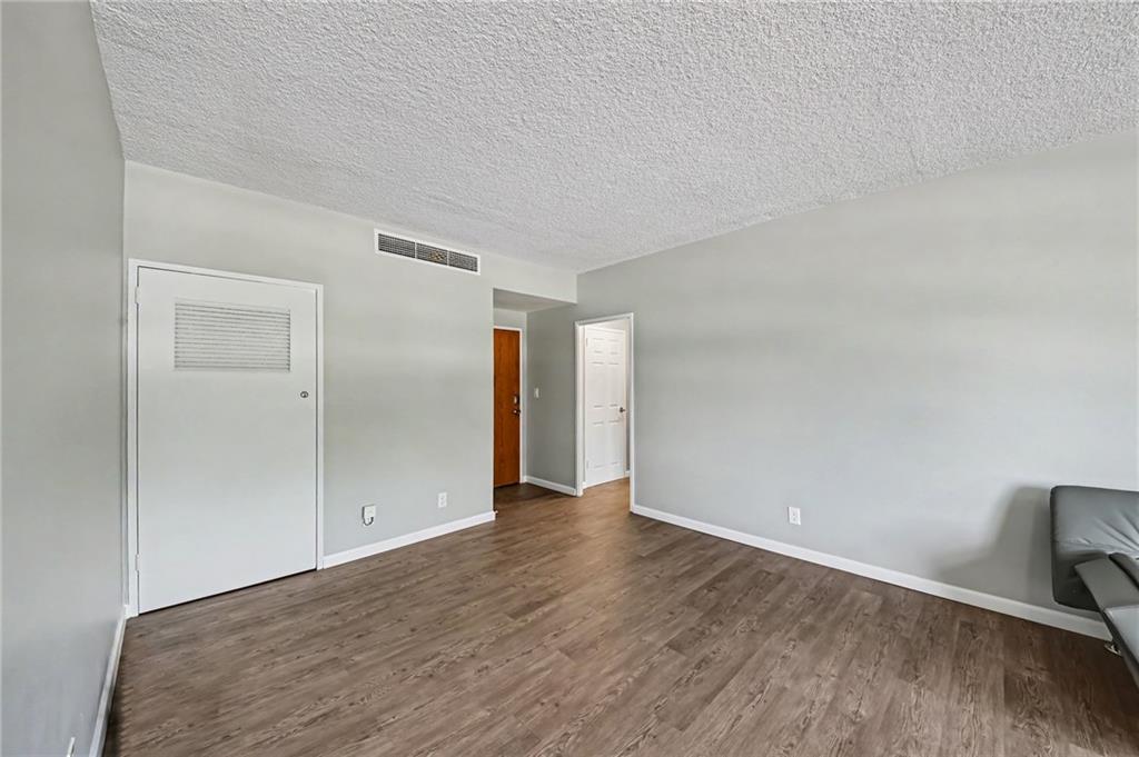 333 W Meyer Boulevard Property Photo 8