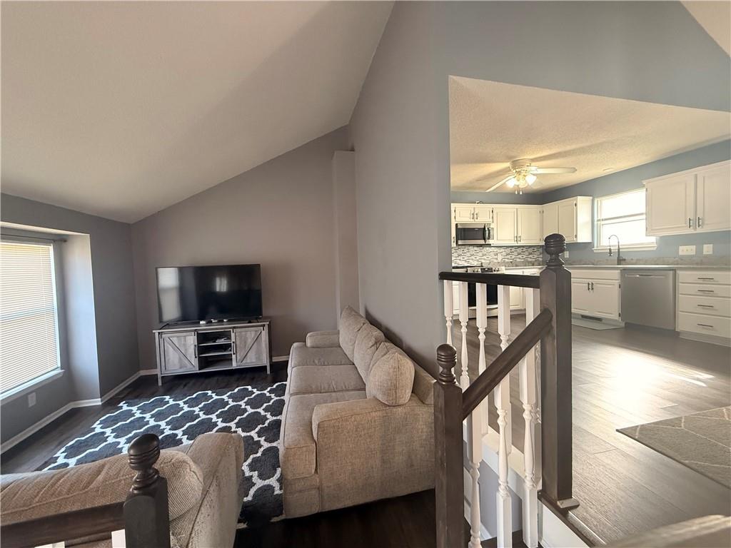 905 Village Street Property Photo 6