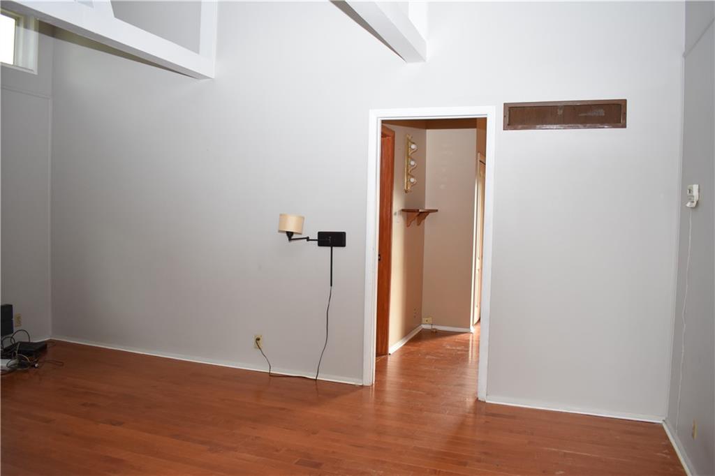 225 King Street Property Photo 8