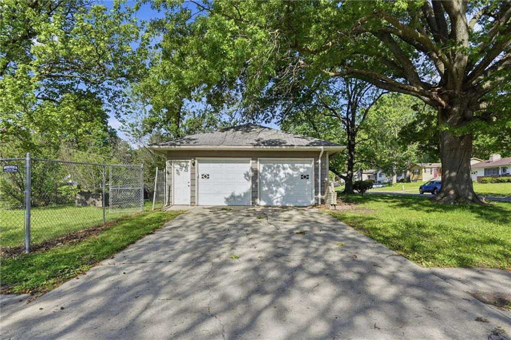 8705 E 83rd Terrace Property Photo 3
