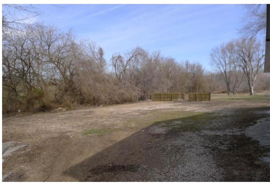 11740 Parallel Parkway Property Photo 2