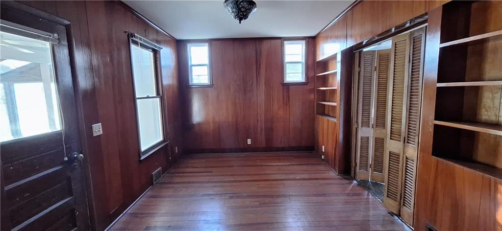 720 W 1st Street Property Photo 4