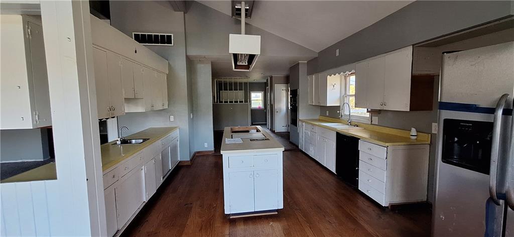 720 W 1st Street Property Photo 9