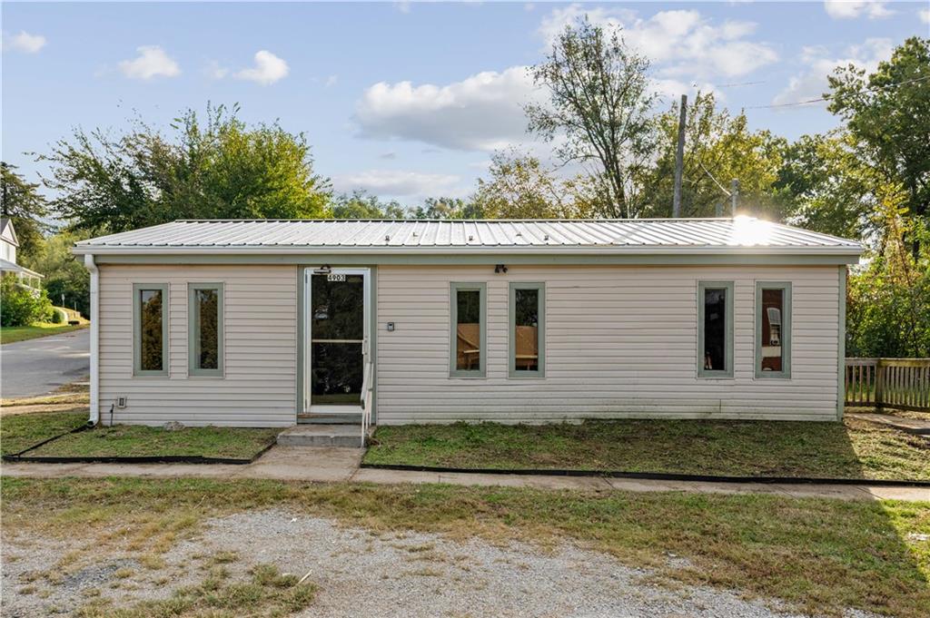 4903 King Hill Avenue Property Photo 1