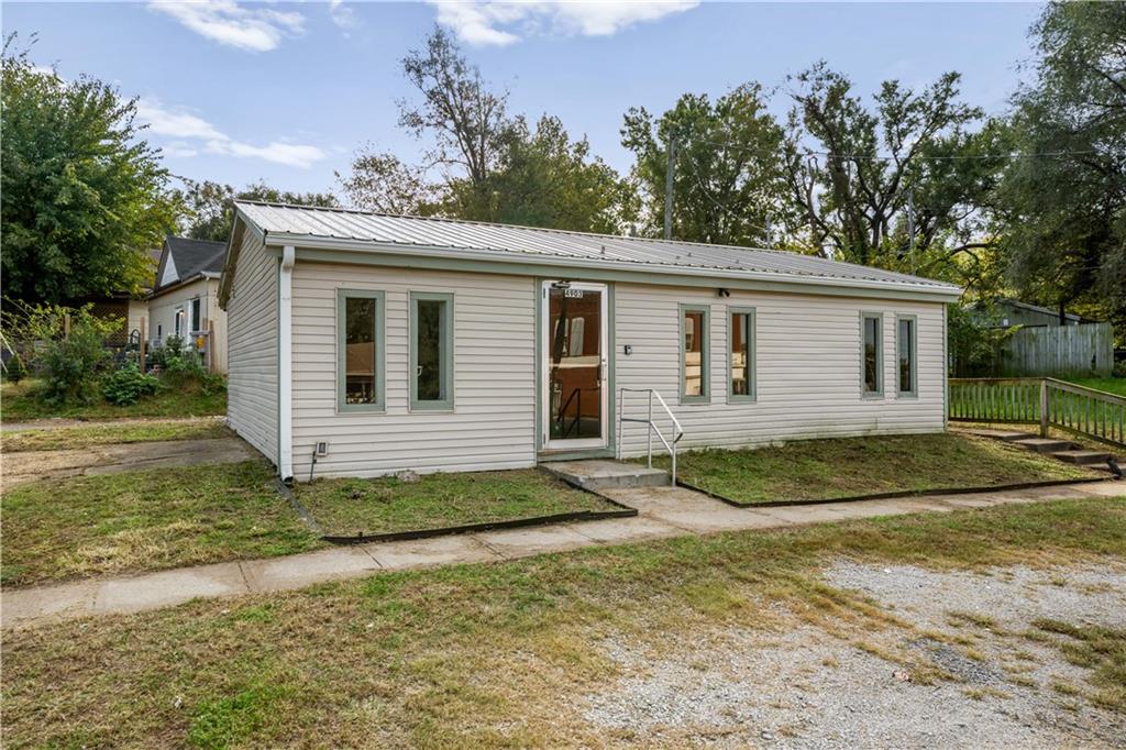 4903 King Hill Avenue Property Photo 2