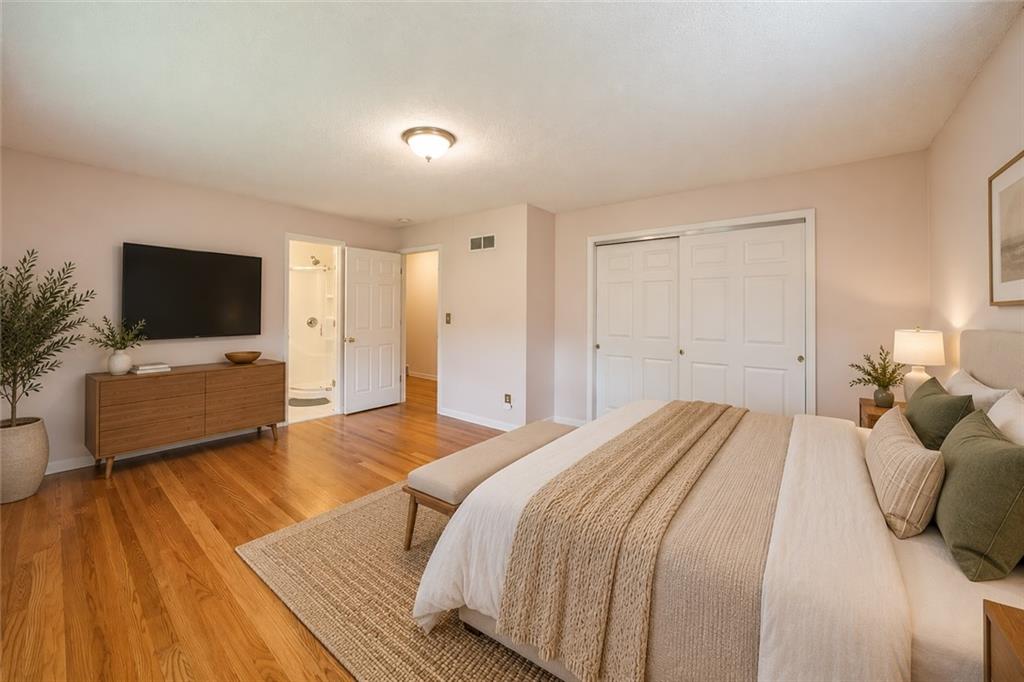 912 W 98th Street Property Photo 4