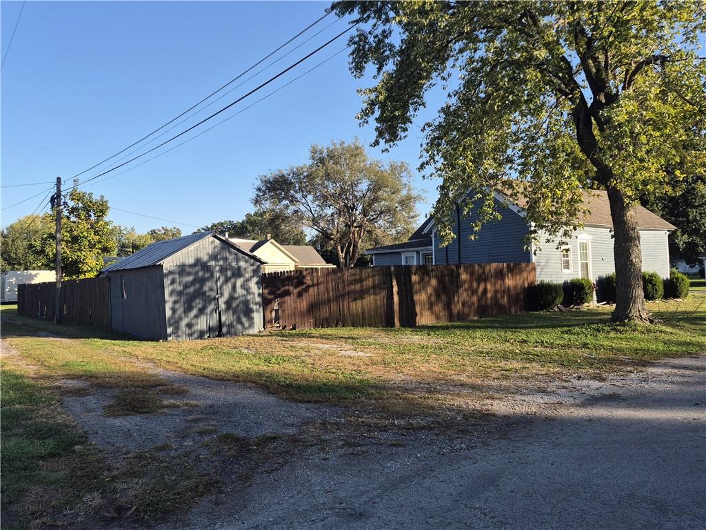 401 E 3rd Street Property Photo 8