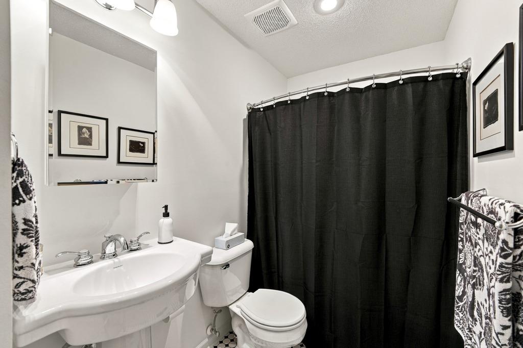 2405 Woodhaven Lane Property Photo 4