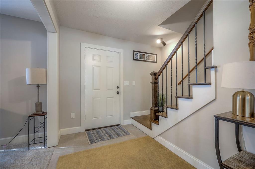 1512 E Sunvale Drive Property Photo 2