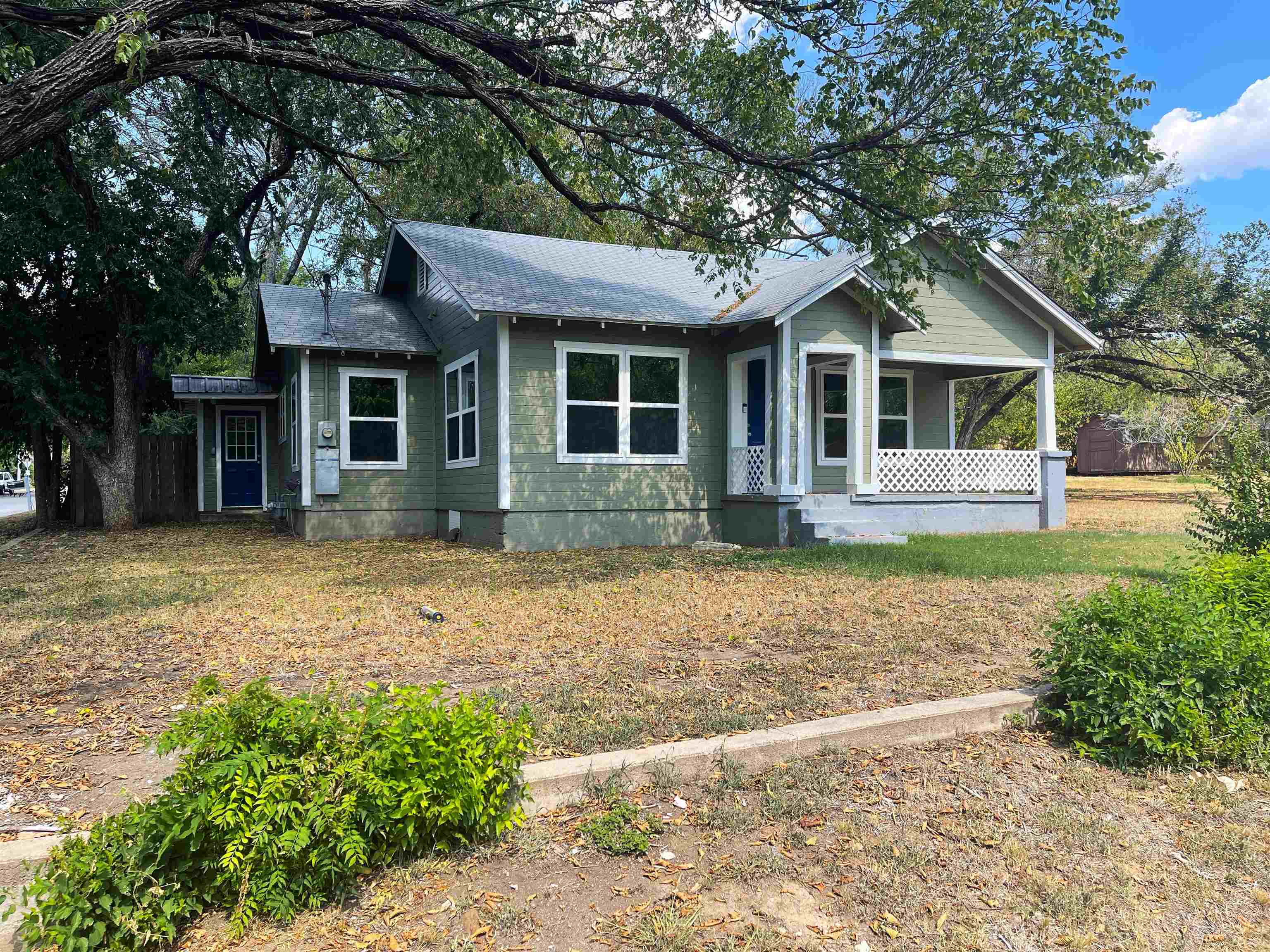 409 N Vandeveer St Property Photo 2