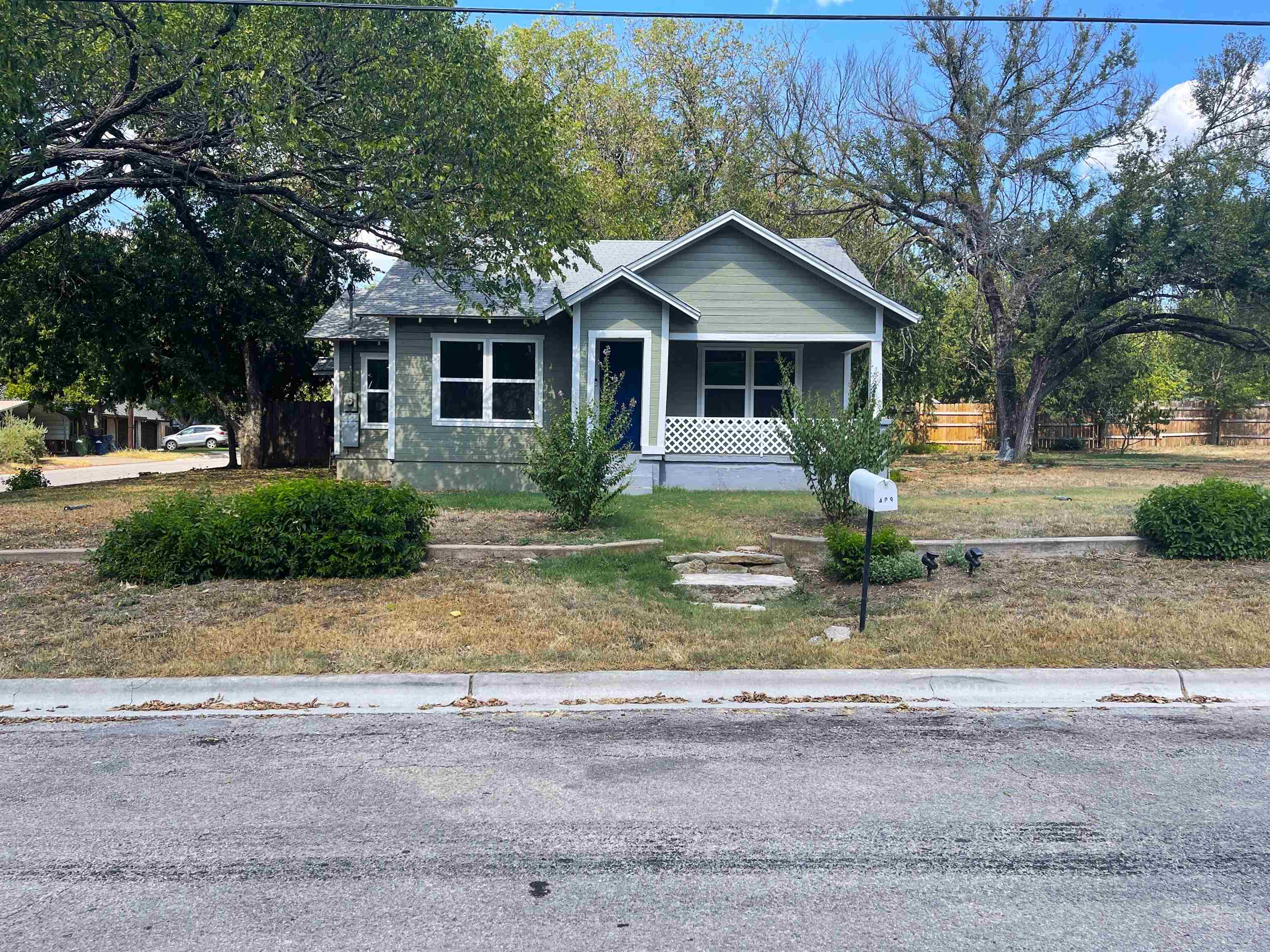 409 N Vandeveer St Property Photo 3