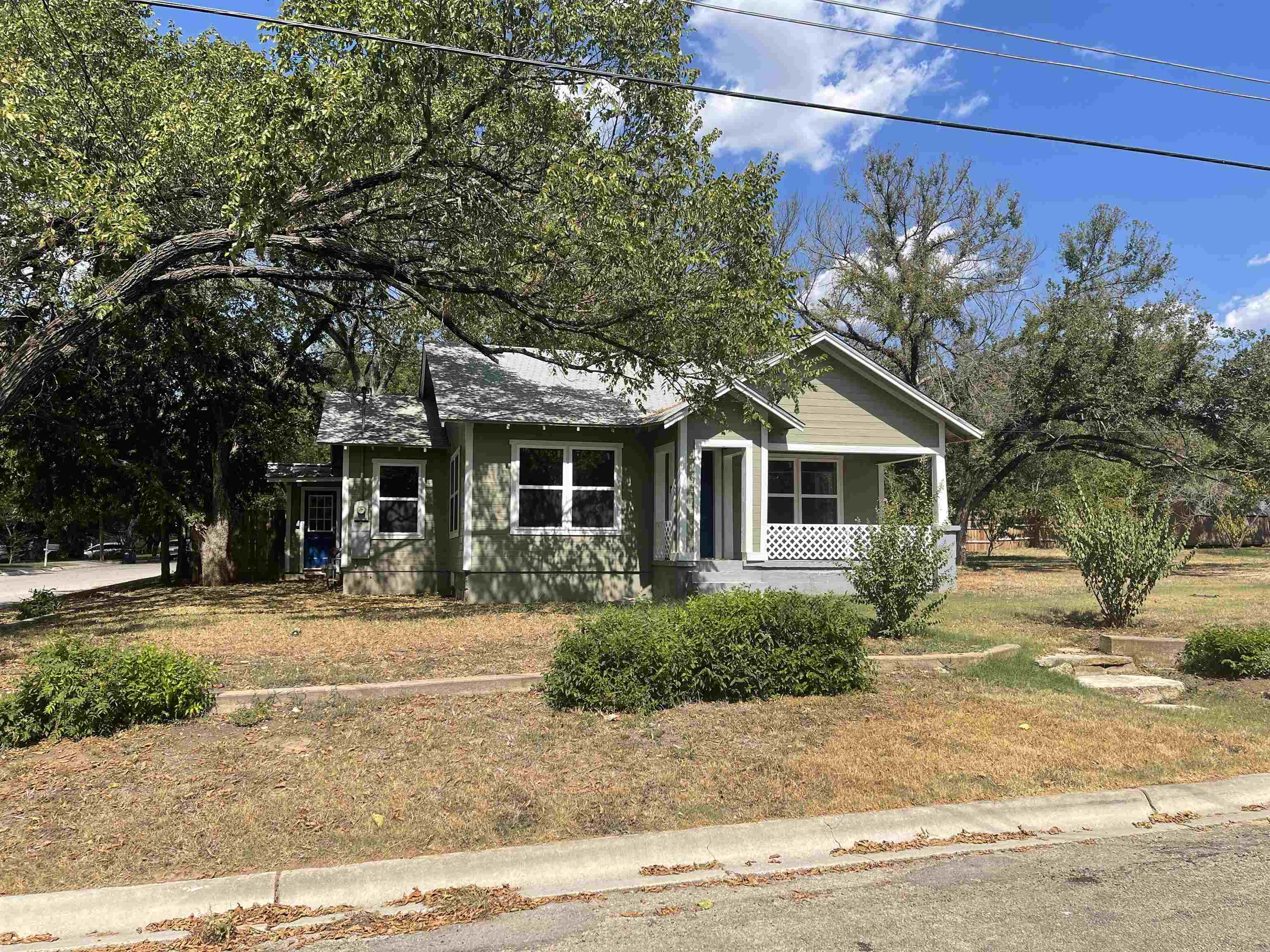 409 N Vandeveer St Property Photo 4