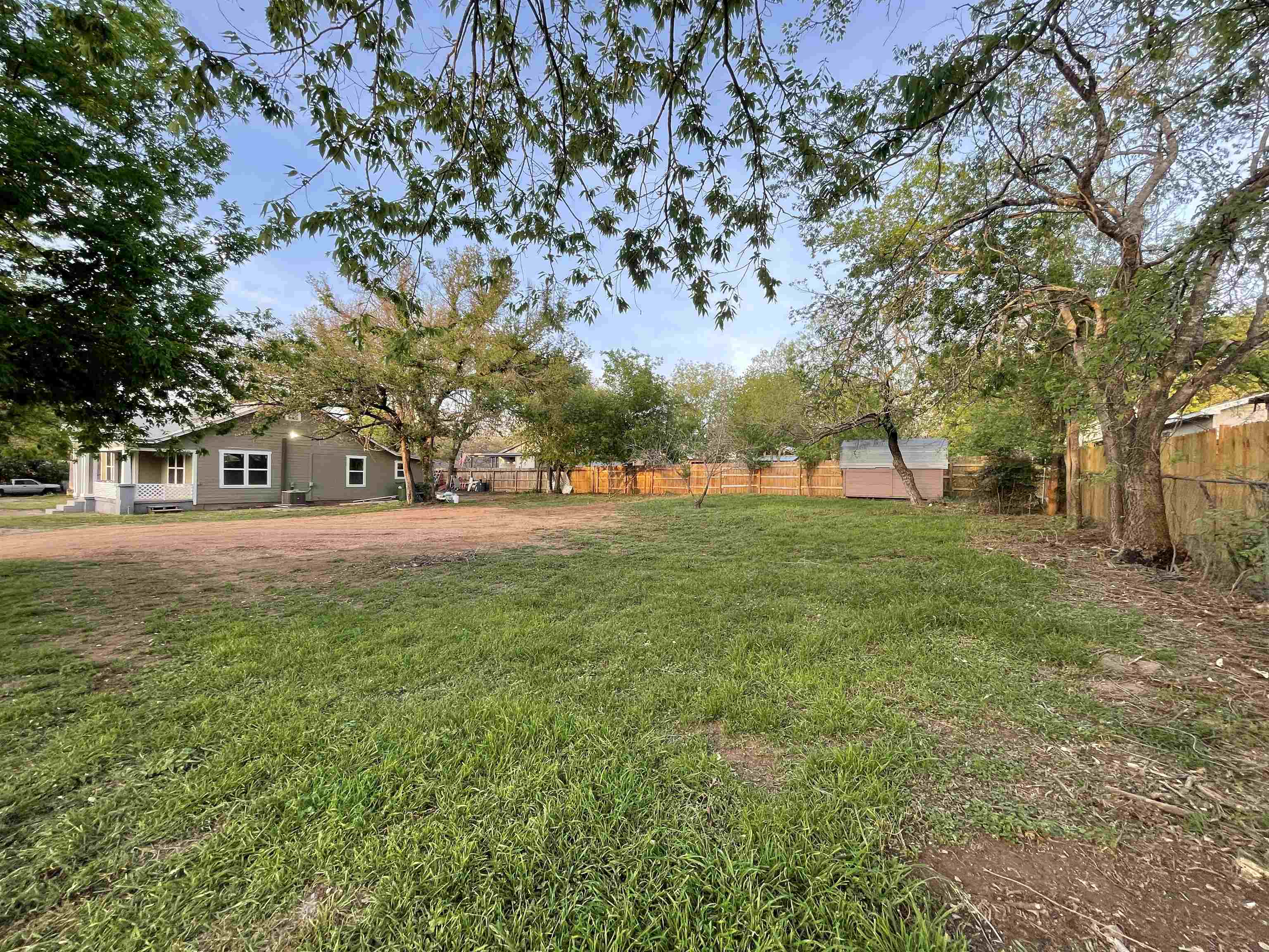 409 N Vandeveer St Property Photo 27