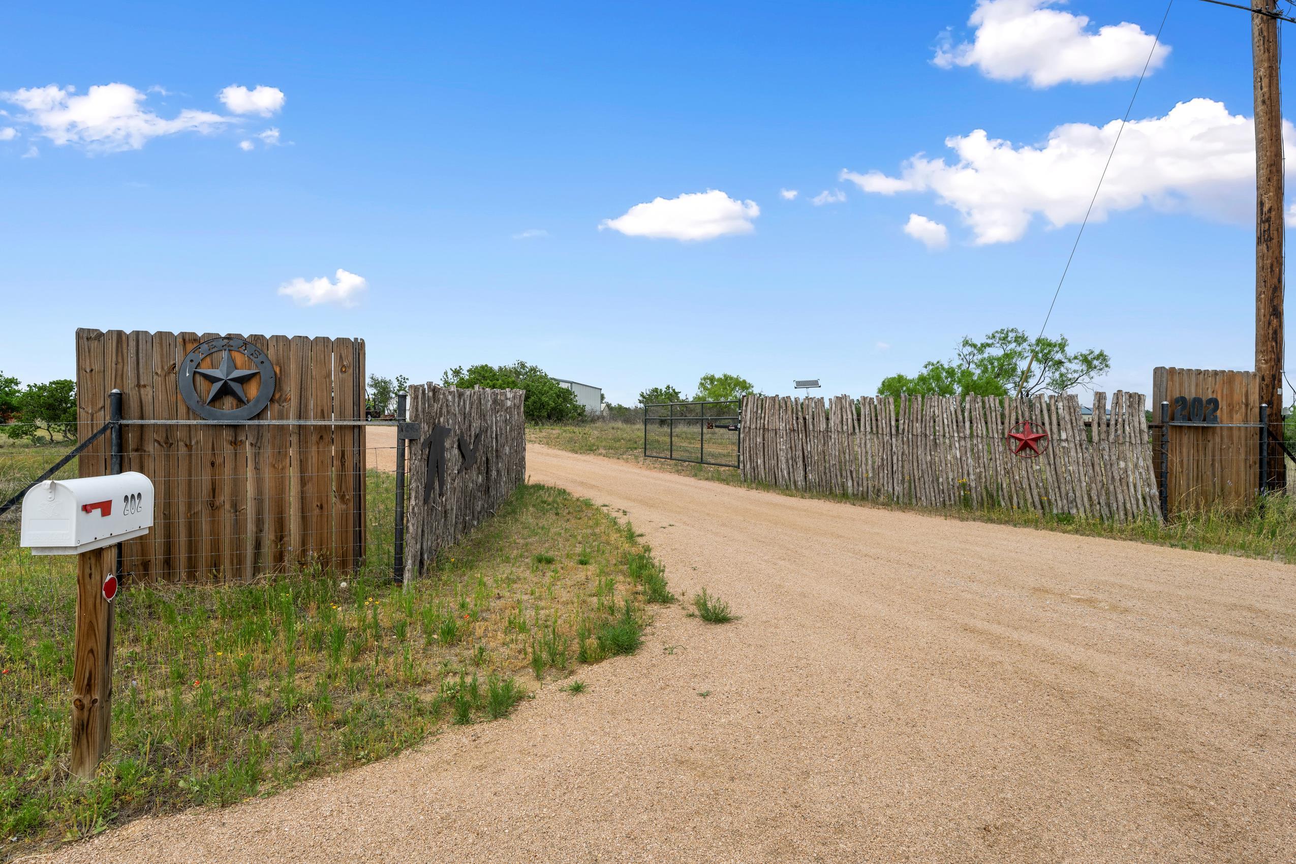 202 W Rio Llano Drive Property Photo 2