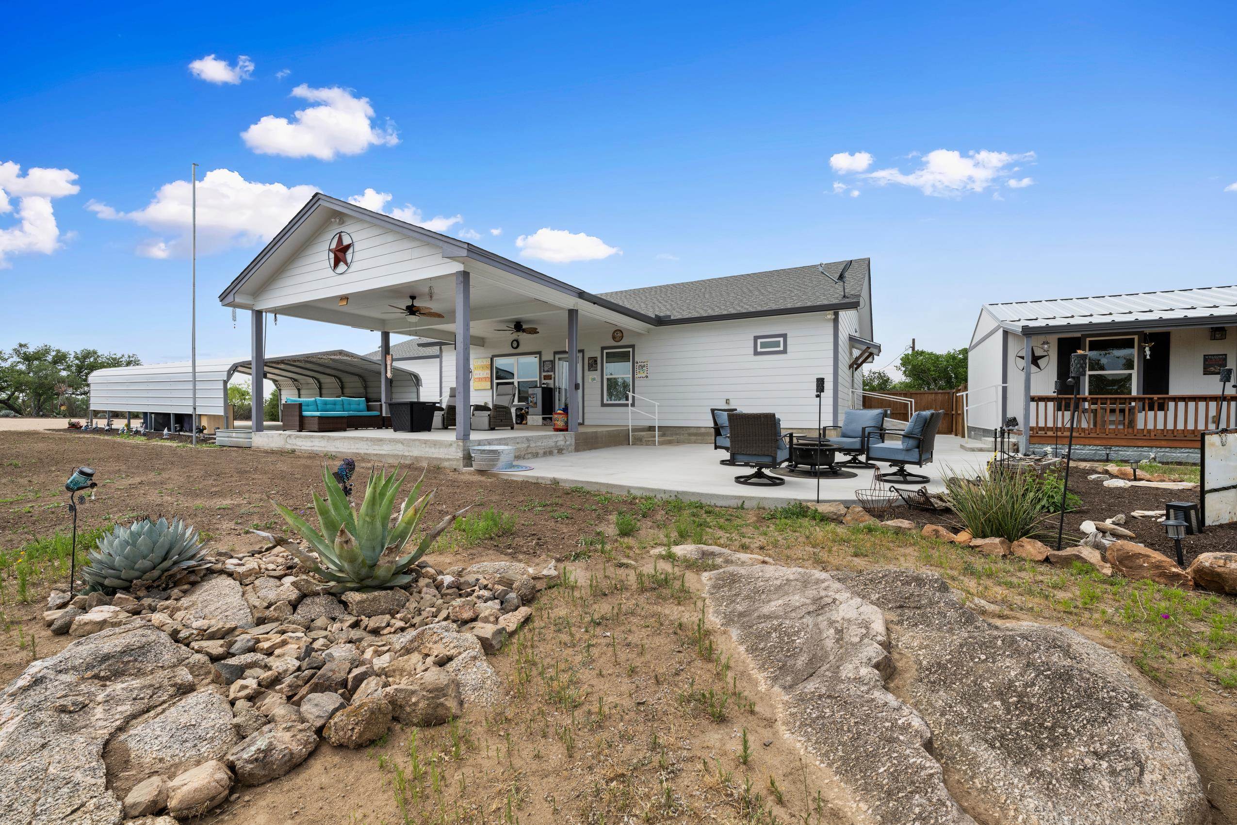 202 W Rio Llano Drive Property Photo 4