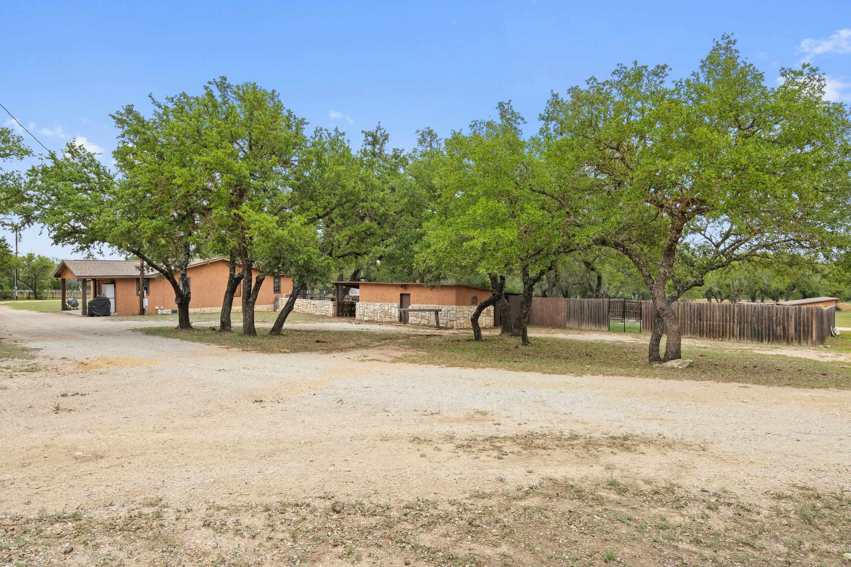 1703 N Us Hwy 281 Property Photo 3