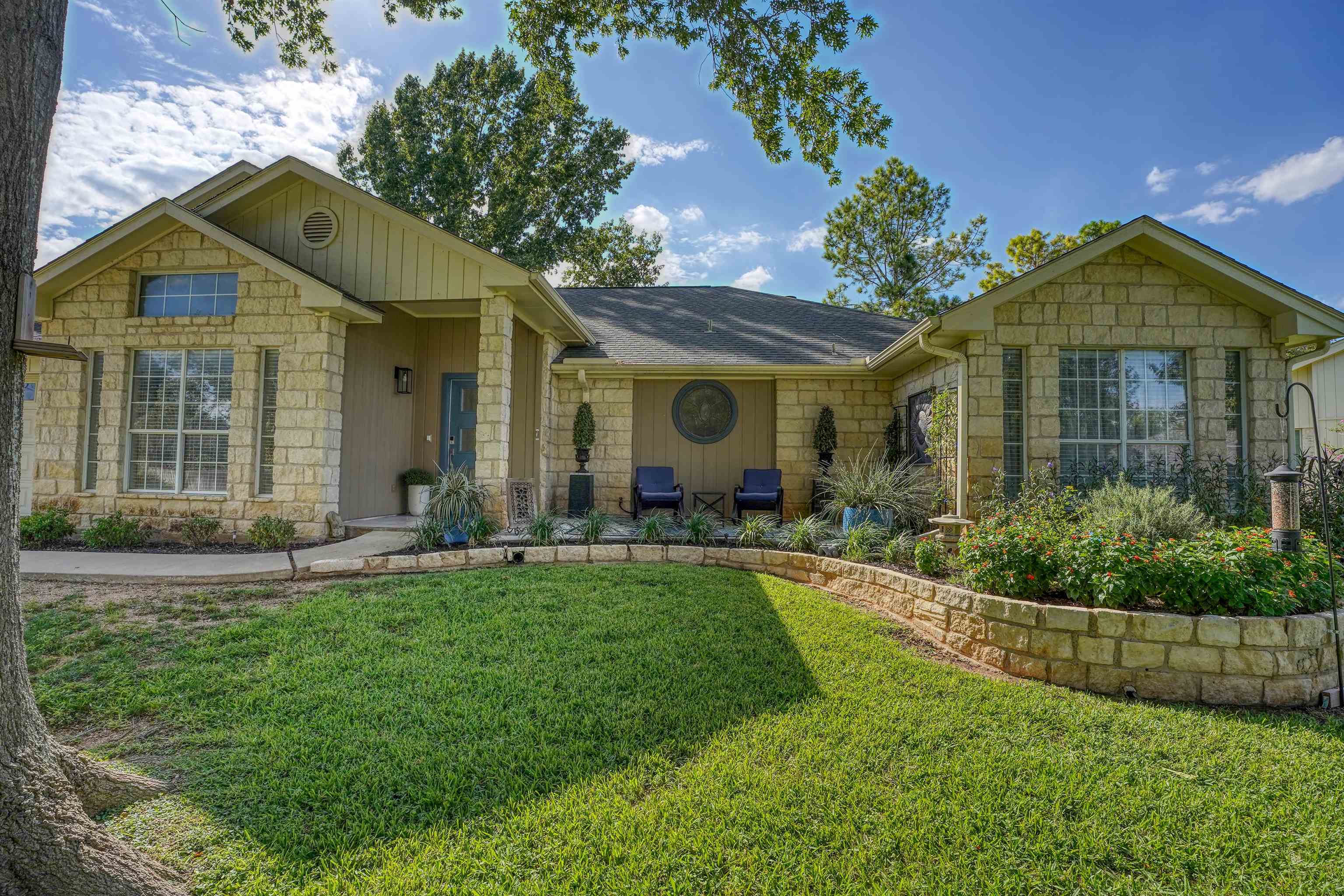 118 Broadmoor Property Photo 1