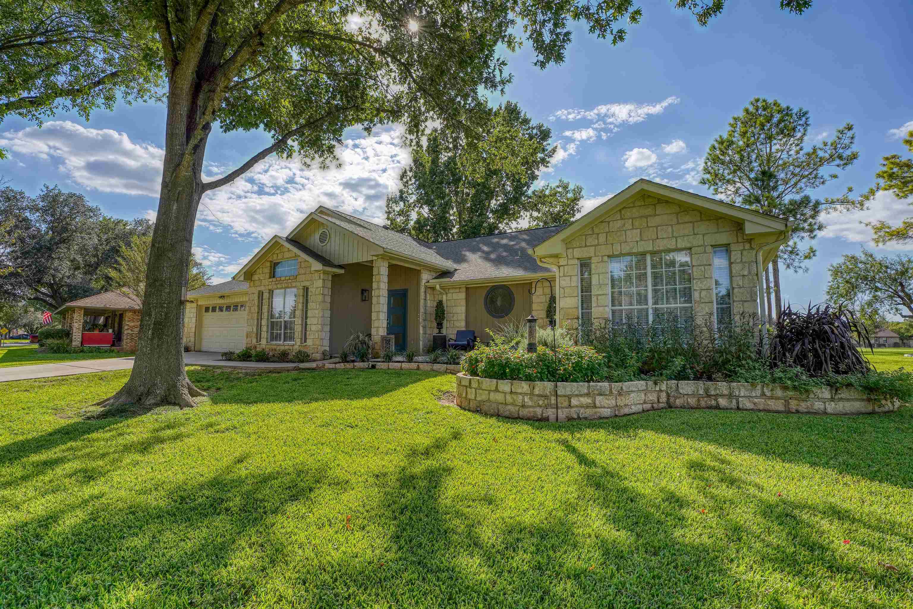 118 Broadmoor Property Photo 2