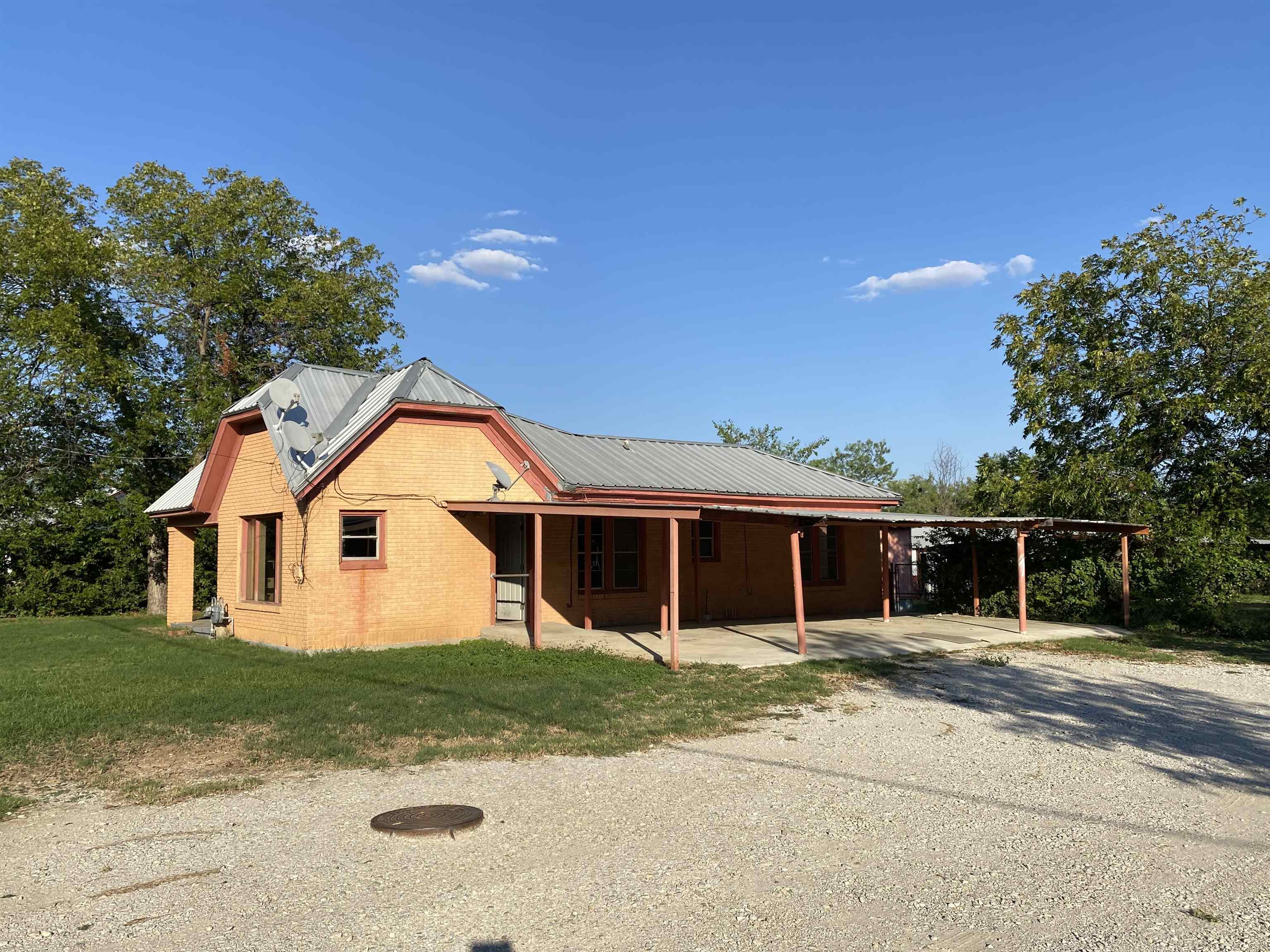 1112 Holcomb Street Property Photo 2