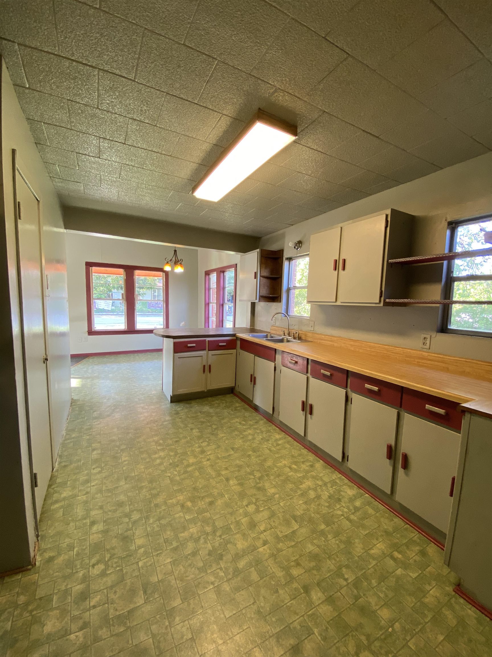 1112 Holcomb Street Property Photo 8